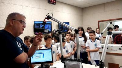 Alunos do 4Âº ano da Escola Municipal LeocÃ¡dio JosÃ© Correia visitaram a Campo Aberto FM